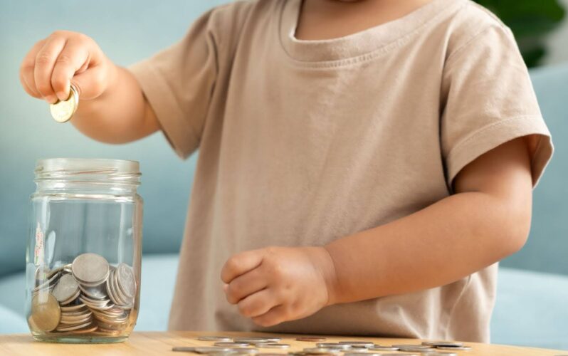 子どもが20歳になるまでにかかるお金の平均は？教育費・養育費と準備方法を解説