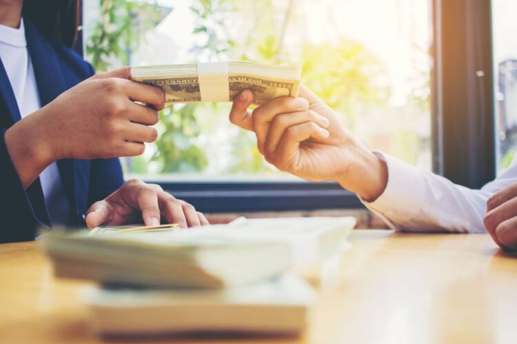 個人の金貸しは違法！トラブルを回避し安全に借りる方法を解説